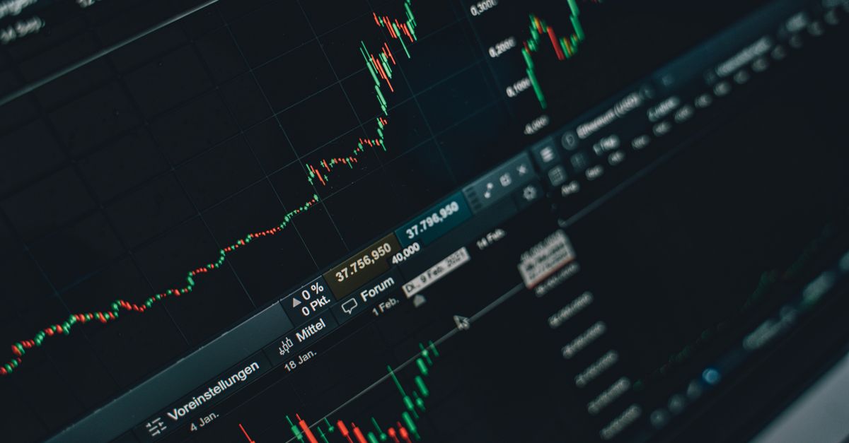 Growth Investors Recalibrate AI Valuations as Public Markets Diverge